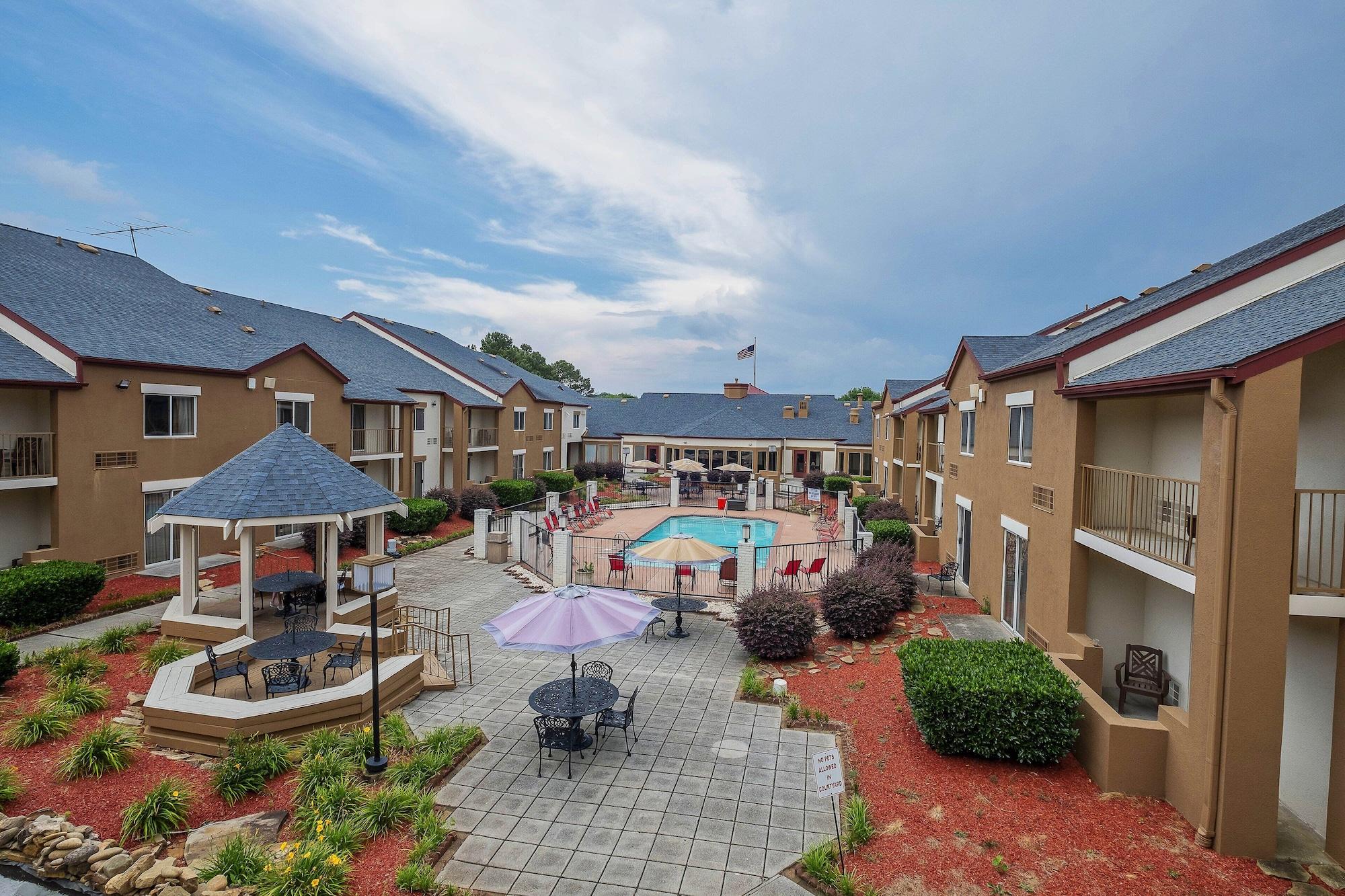 Red Roof Inn Plus+ & Suites Knoxville West - Cedar Bluff Exterior photo